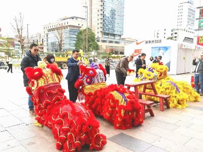 深圳新鹏城主场赛前进行舞狮表演